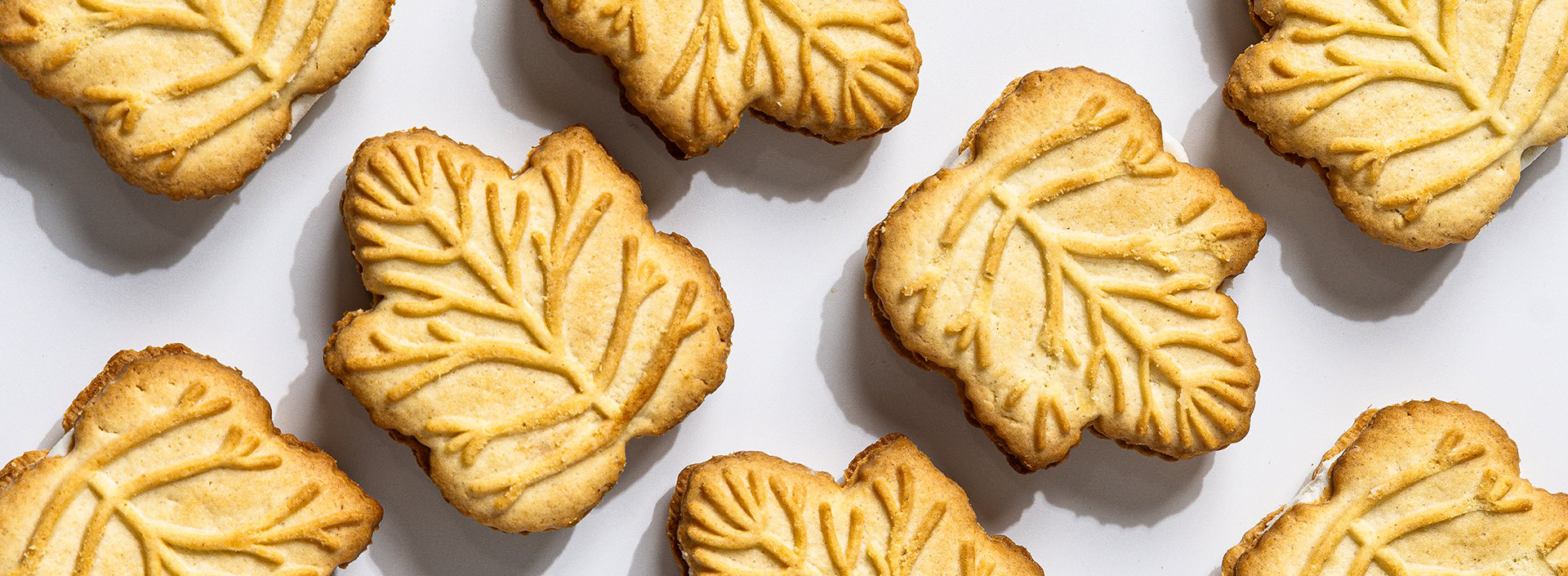 maple creme cookies lined up